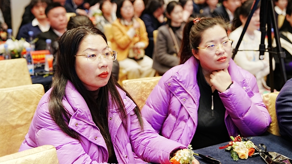 易視界17載感恩如光同行共同守護(hù)清晰視界客戶答謝會圖集