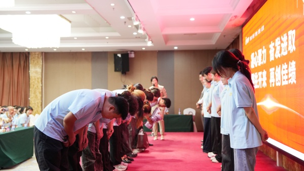 易視界2025年8月嘉獎會暨9月啟動大會精彩圖集