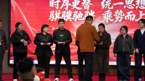 易視界12月份表現(xiàn)優(yōu)秀的伙伴上臺(tái)領(lǐng)取獎(jiǎng)金