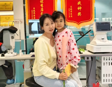 母親節(jié)，易視界以康乃馨為禮，敬獻(xiàn)每一位到店小客戶的母親